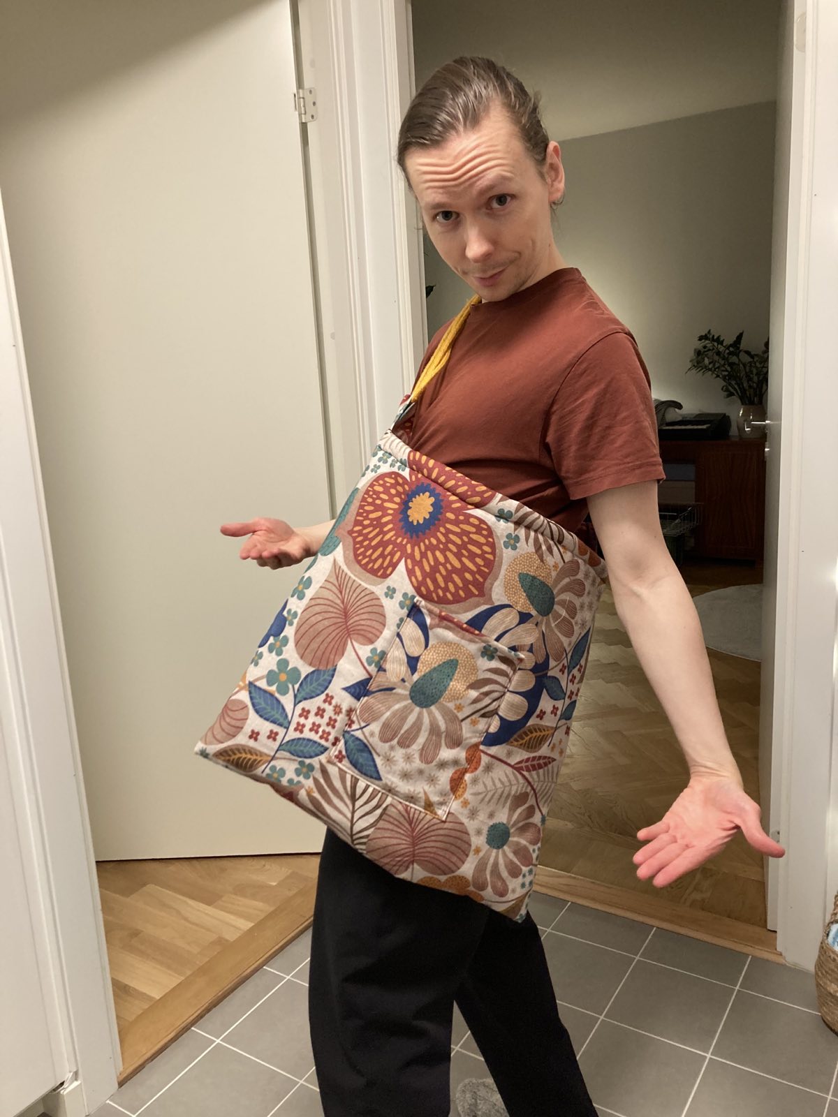 demonstrating big bag and pocket